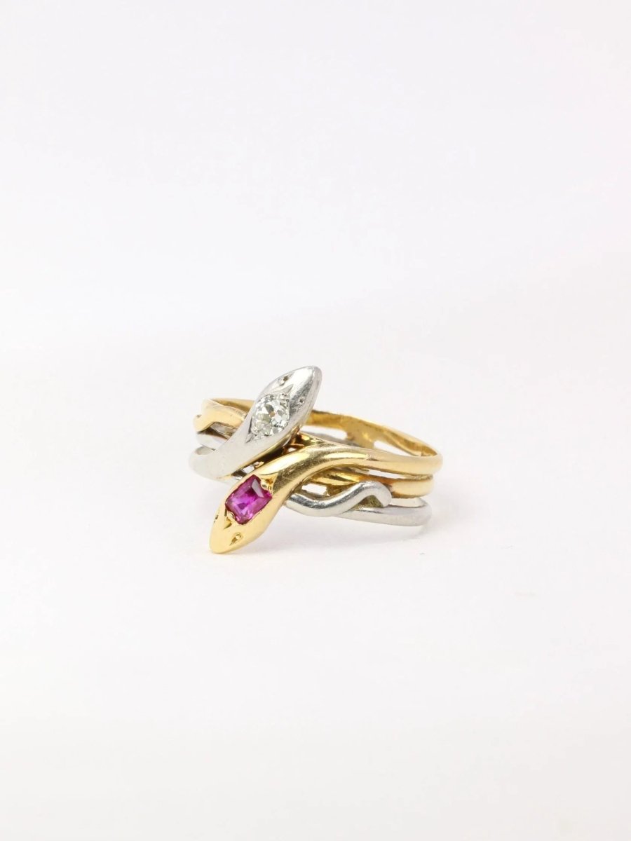 Bague ancienne deux serpents en or, diamant et rubis - XIXe siècle - Castafiore