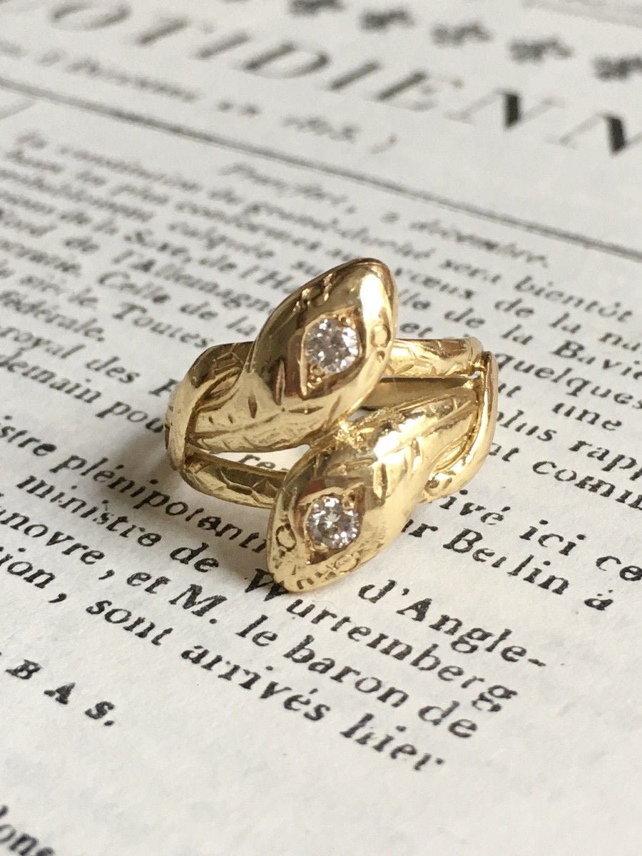 Bague ancienne en or jaune 18K représentant deux serpents - Castafiore