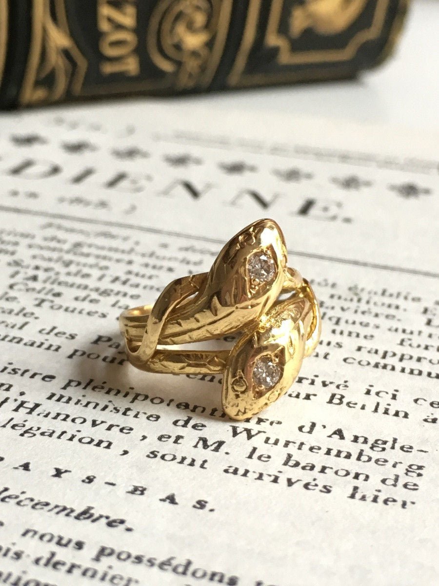 Bague ancienne en or jaune 18K représentant deux serpents - Castafiore