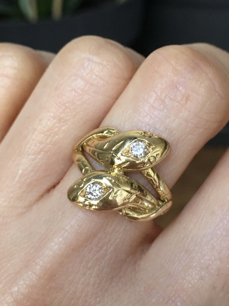 Bague ancienne en or jaune 18K représentant deux serpents - Castafiore