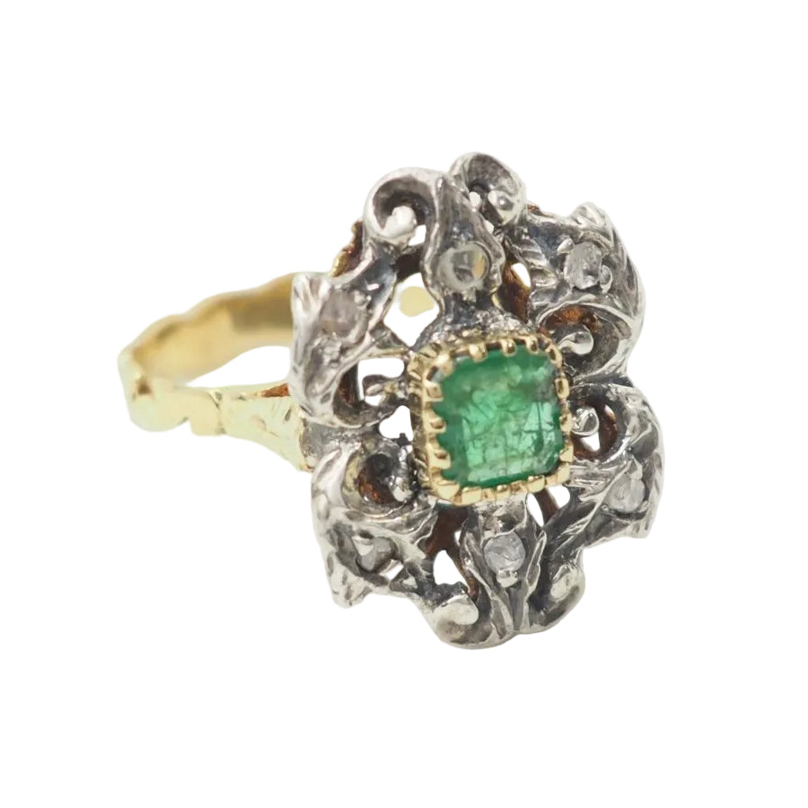 Bague ancienne en or jaune, émeraude et roses - Castafiore