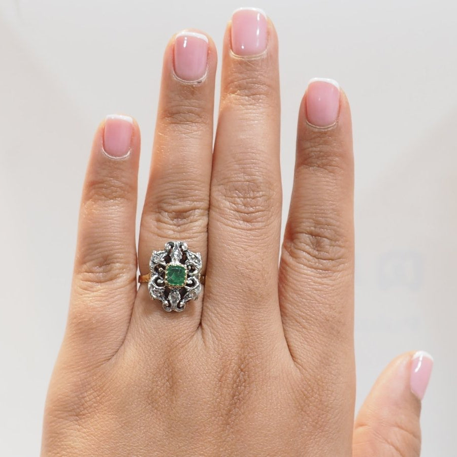 Bague ancienne en or jaune, émeraude et roses - Castafiore