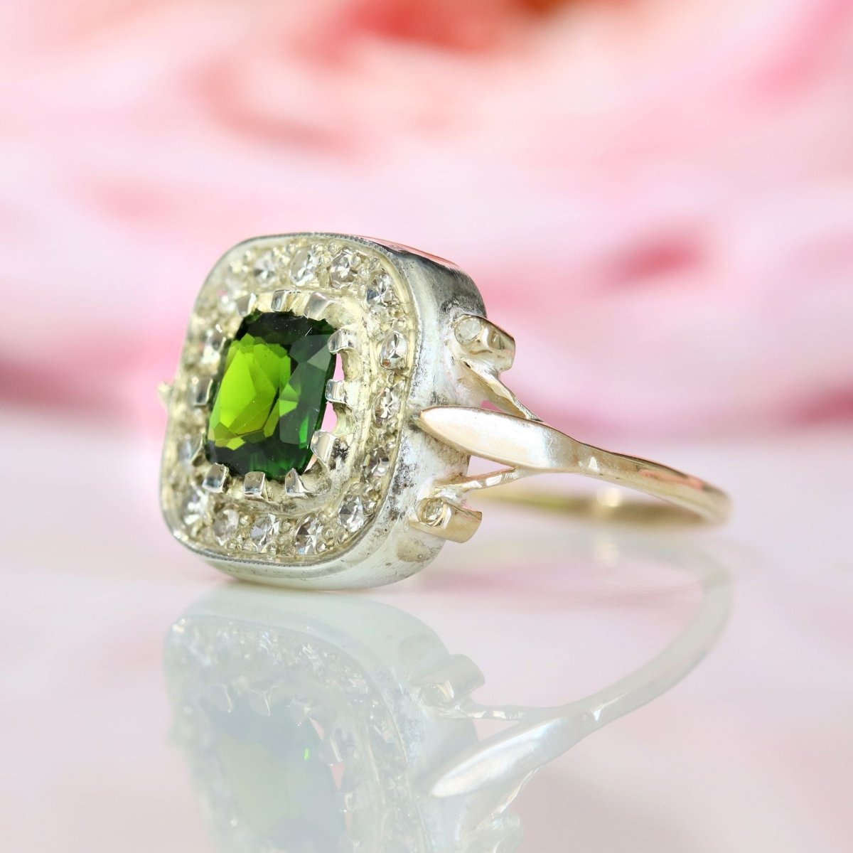 Bague ancienne en or jaune et argent avec péridot et diamants - Castafiore
