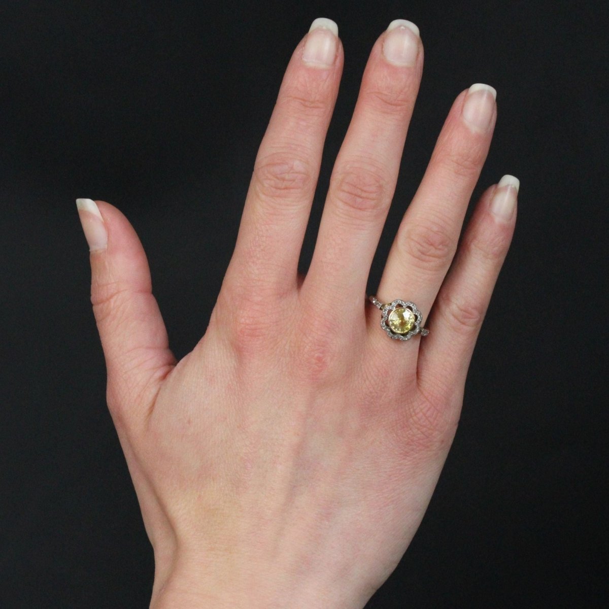 Bague ancienne fleur saphir jaune et diamants - Castafiore