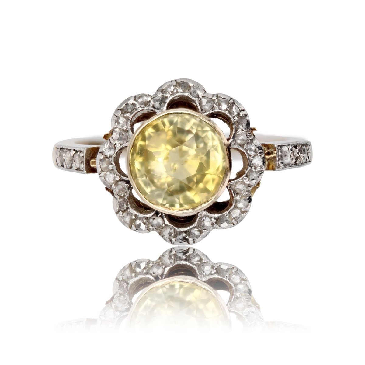 Bague ancienne fleur saphir jaune et diamants - Castafiore