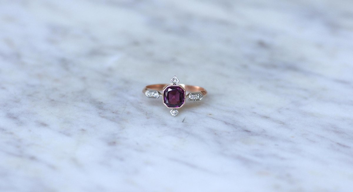 Bague Ancienne Grenat et Diamants sur Or Rose - Castafiore