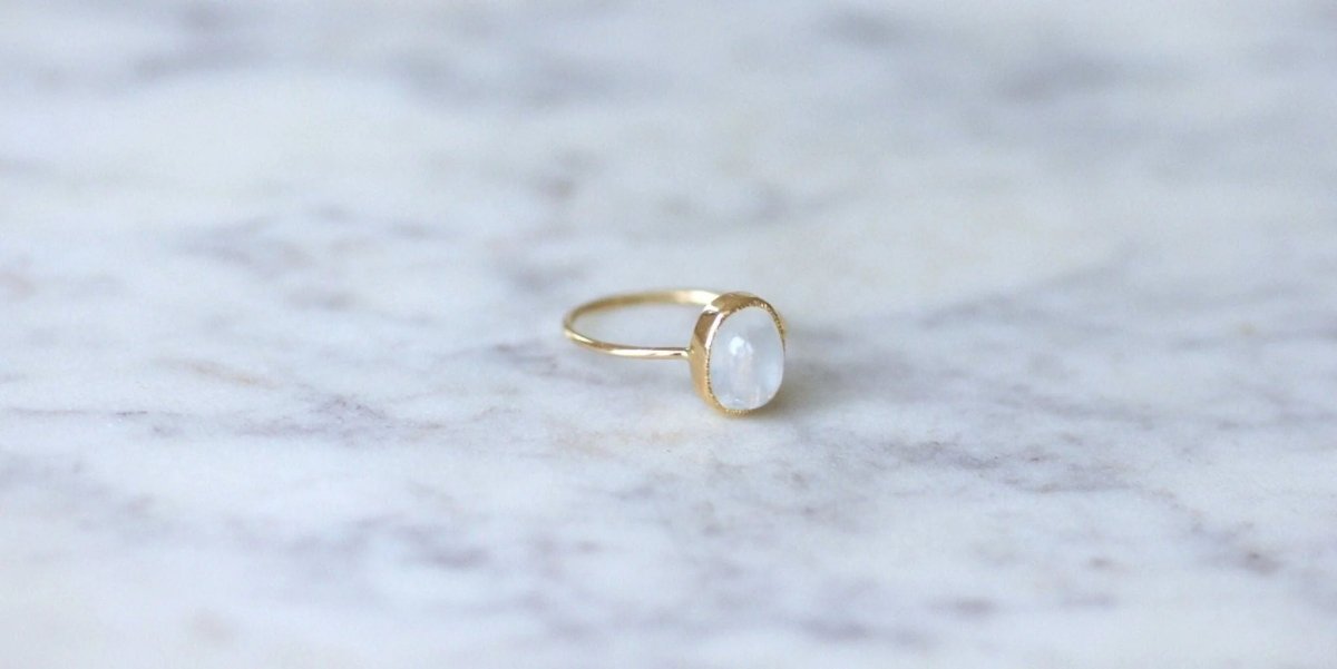 Bague ancienne pierre de lune sur or jaune - Castafiore