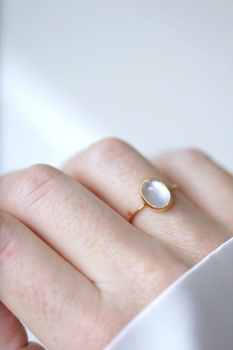 Bague ancienne pierre de lune sur or jaune - Castafiore