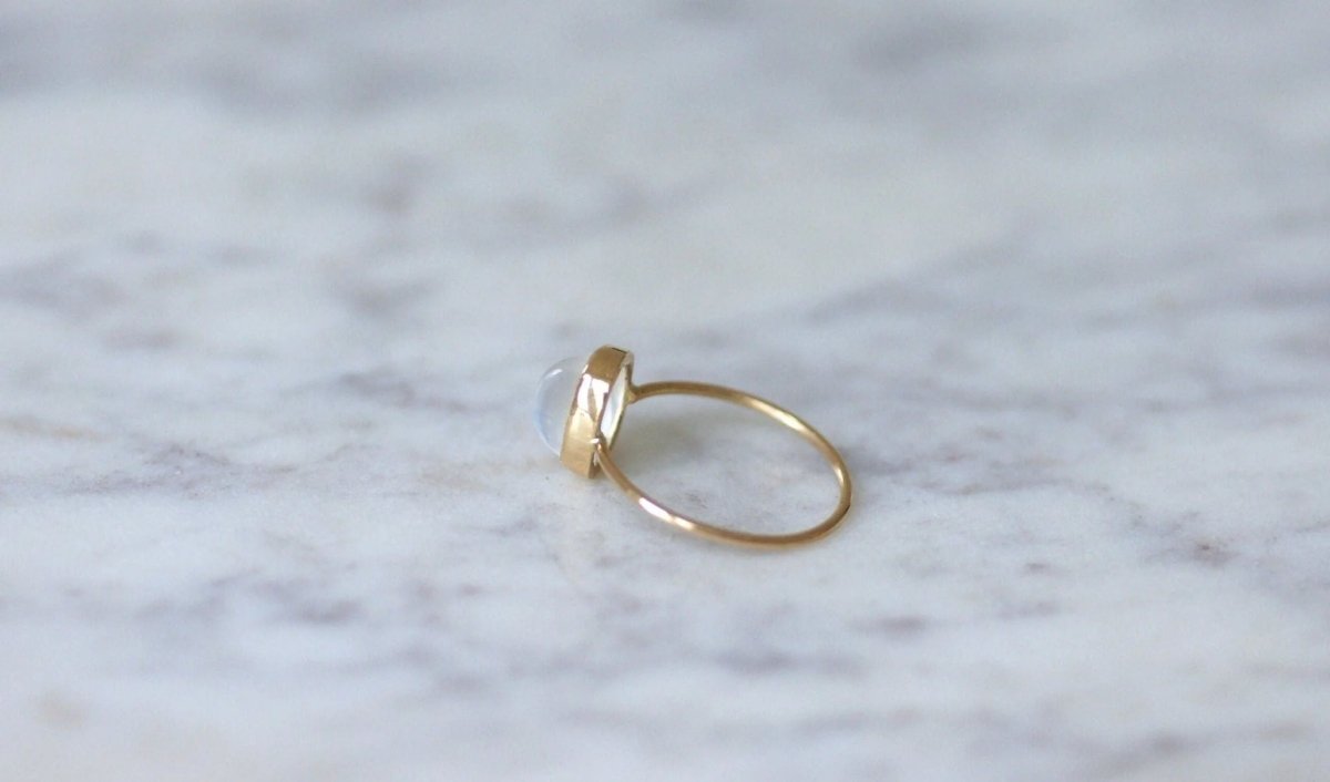 Bague ancienne pierre de lune sur or jaune - Castafiore