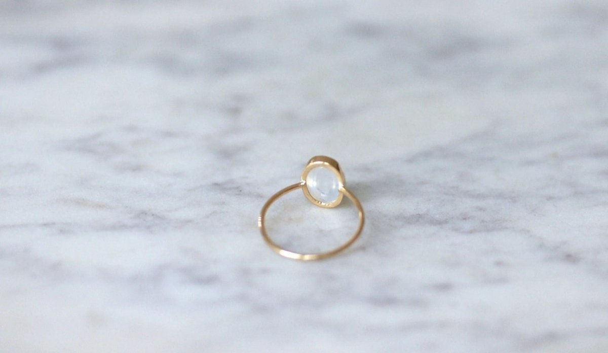 Bague ancienne pierre de lune sur or jaune - Castafiore