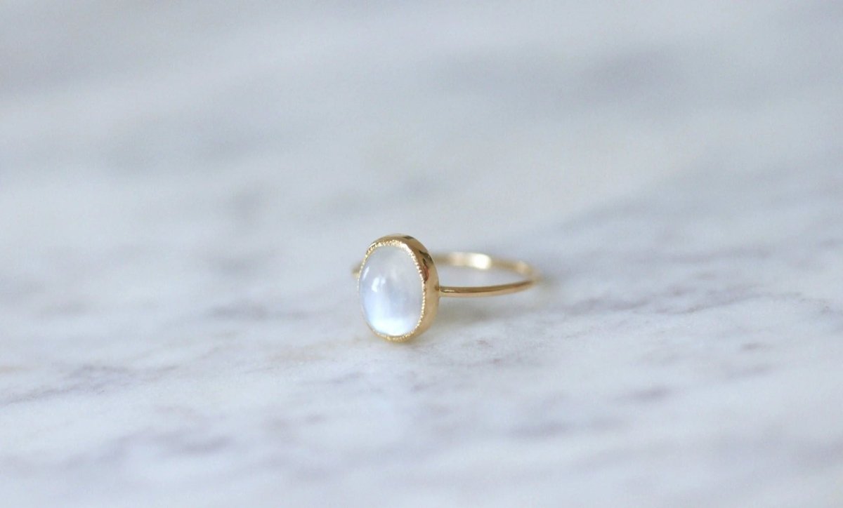 Bague ancienne pierre de lune sur or jaune - Castafiore