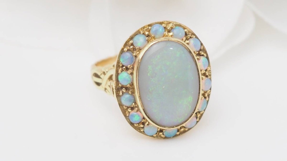 Bague ANCIENNE Poison en or jaune et opale - Castafiore