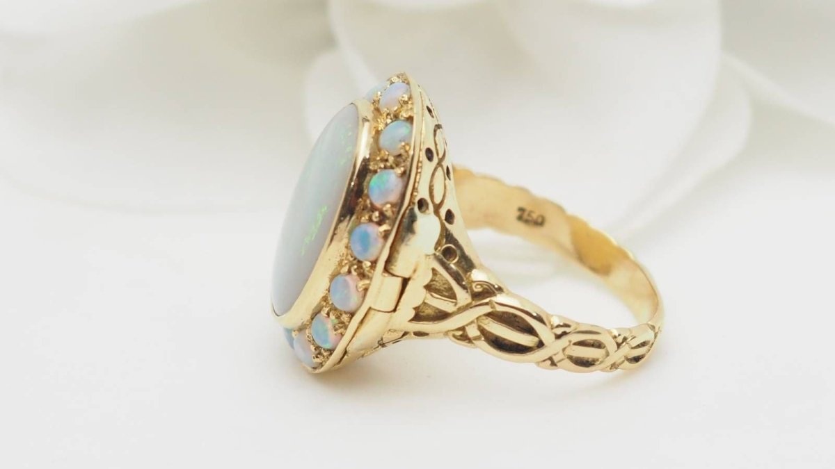 Bague ANCIENNE Poison en or jaune et opale - Castafiore