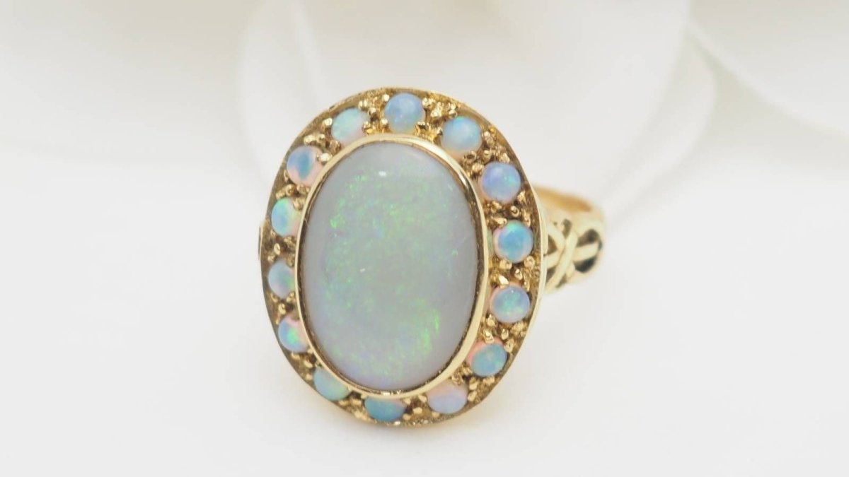 Bague ANCIENNE Poison en or jaune et opale - Castafiore