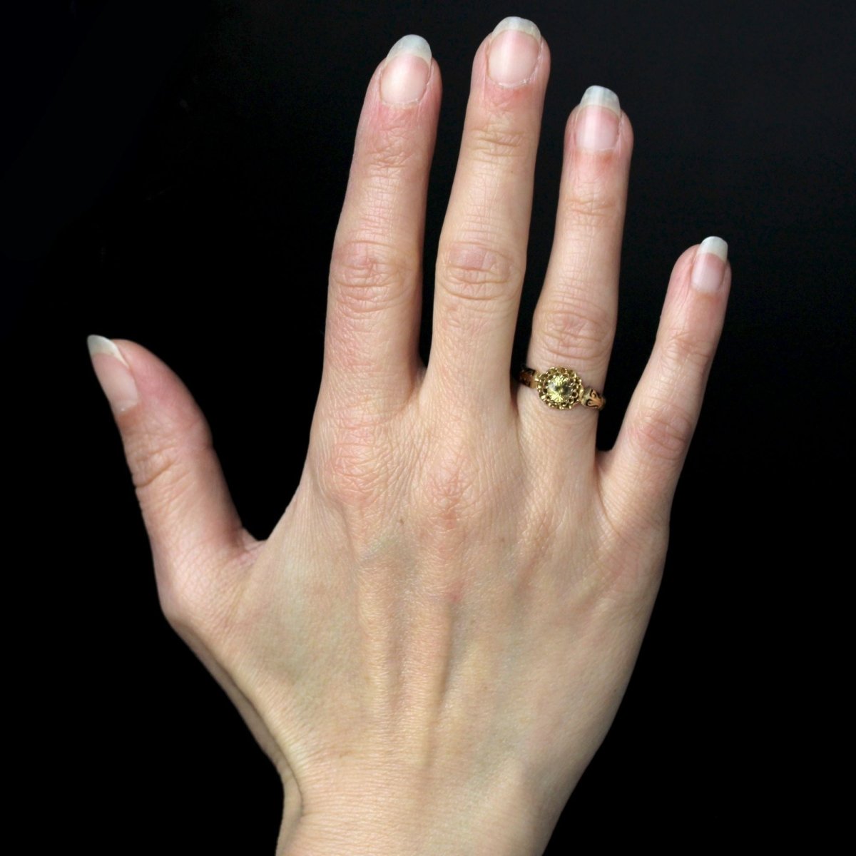 Bague ancienne saphir jaune vert et émail noir - Castafiore