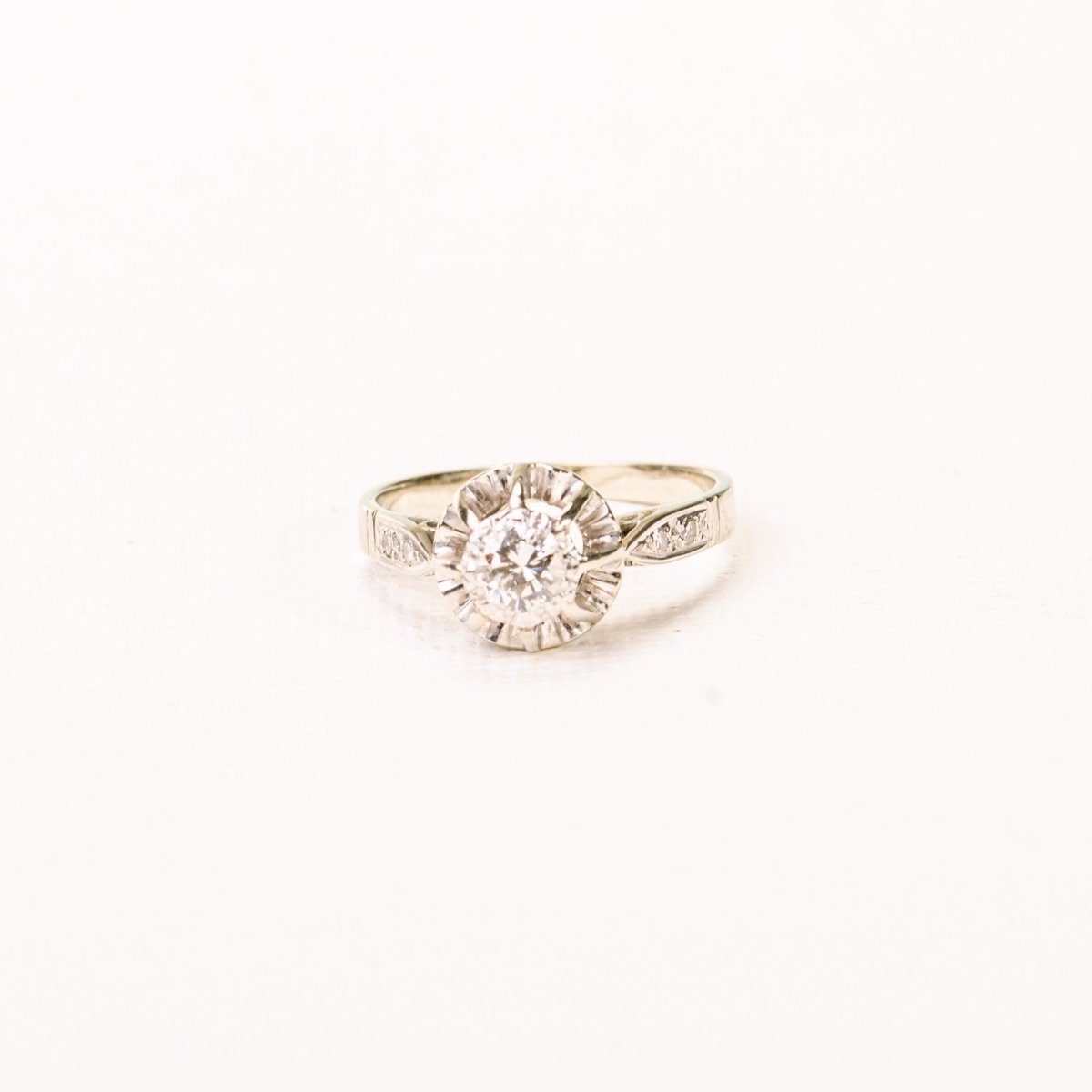Bague ancienne, solitaire diamant en serti illusion, en or blanc et platine - Castafiore