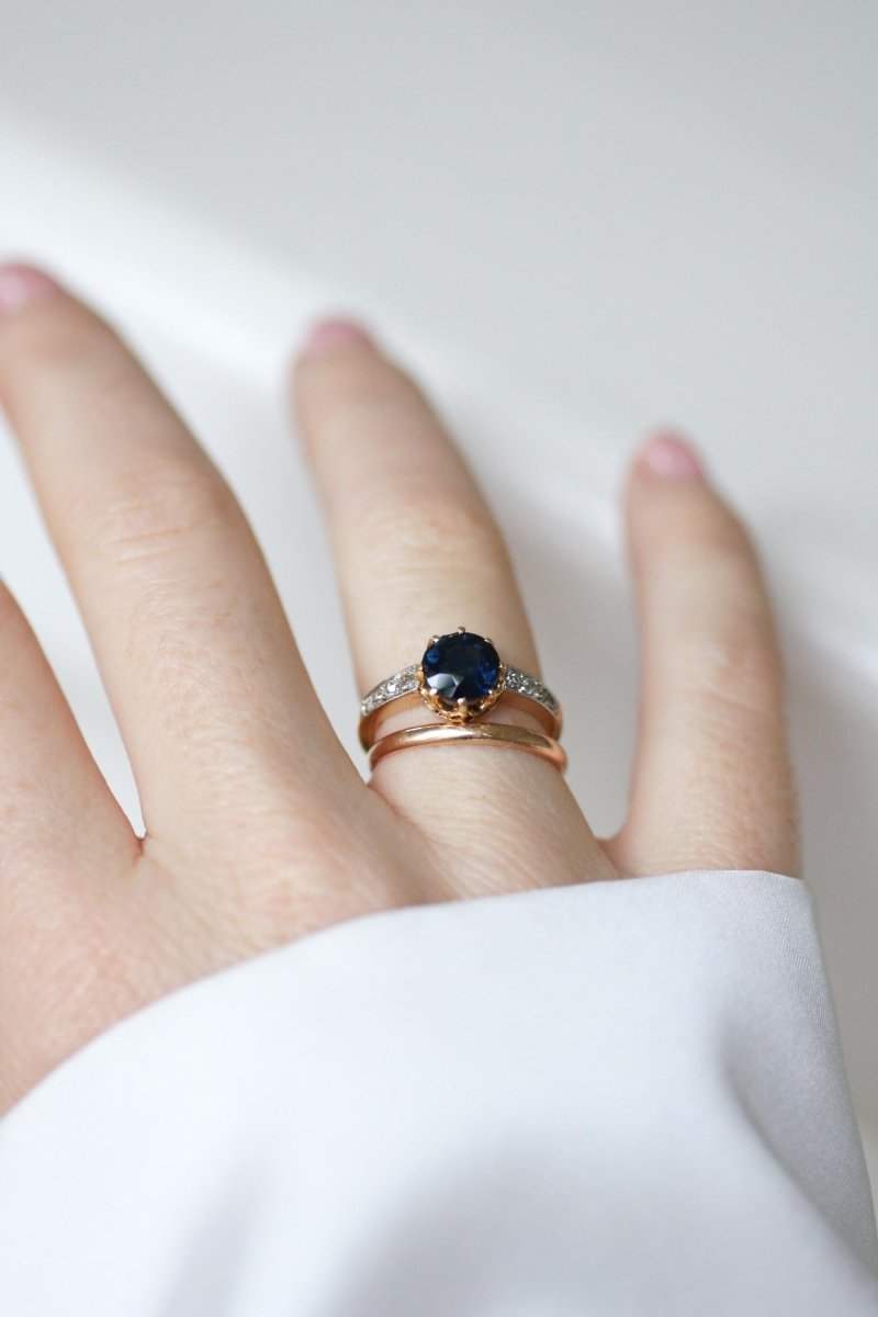 Bague Ancienne Solitaire Saphir 1,50 Cts et Diamants - Castafiore