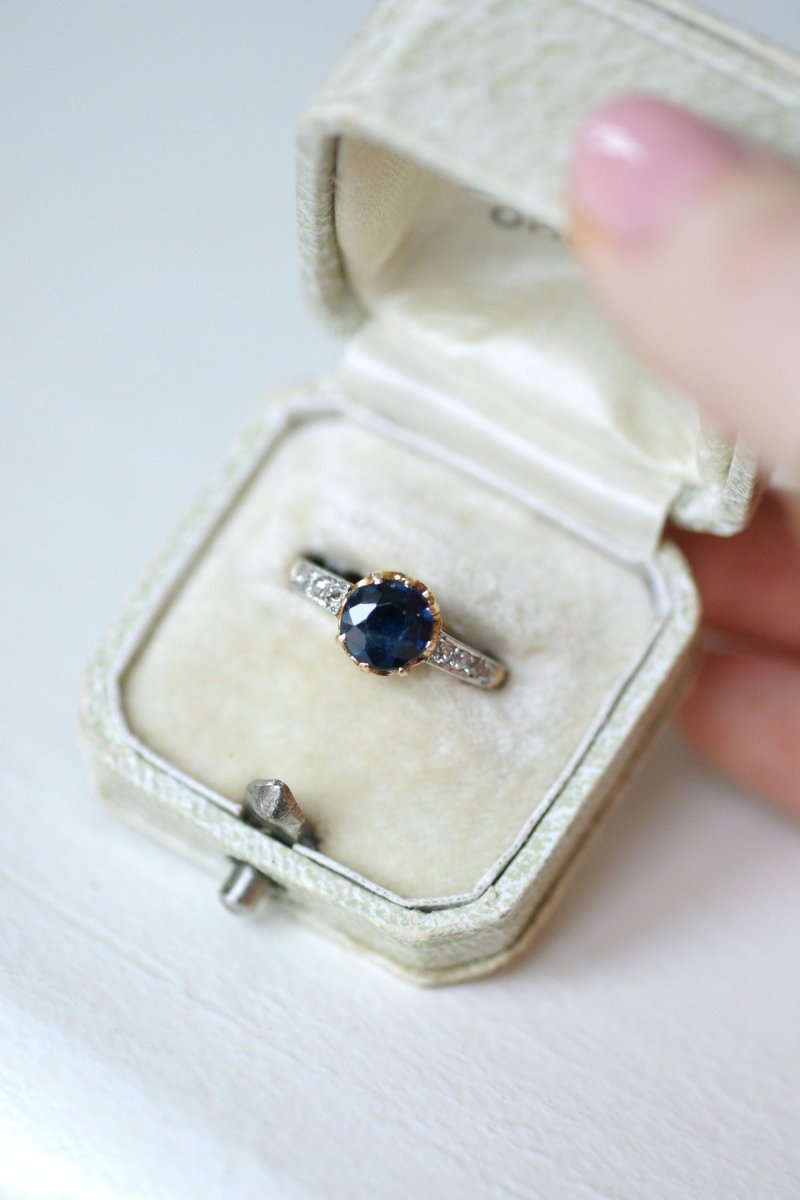 Bague Ancienne Solitaire Saphir 1,50 Cts et Diamants - Castafiore