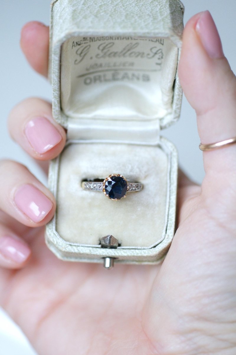 Bague Ancienne Solitaire Saphir 1,50 Cts et Diamants - Castafiore