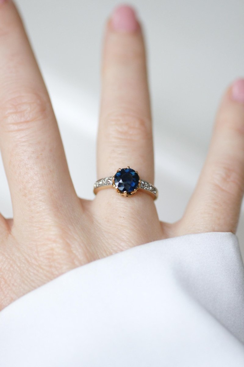 Bague Ancienne Solitaire Saphir 1,50 Cts et Diamants - Castafiore