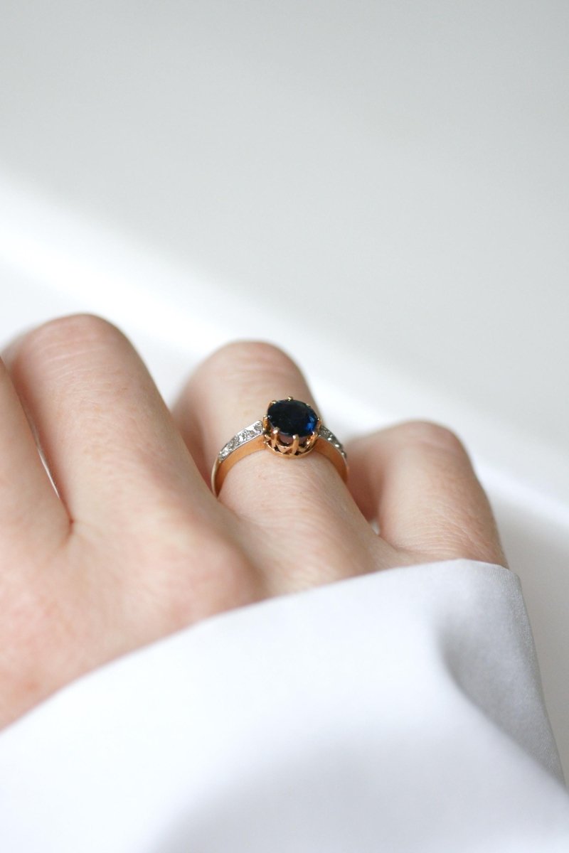 Bague Ancienne Solitaire Saphir 1,50 Cts et Diamants - Castafiore