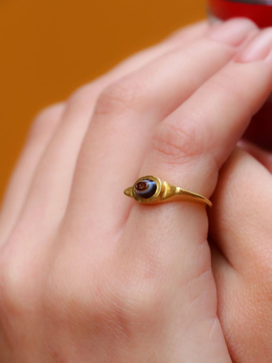 Bague antique intaille romaine sur agate figurant Athena de profil - Castafiore