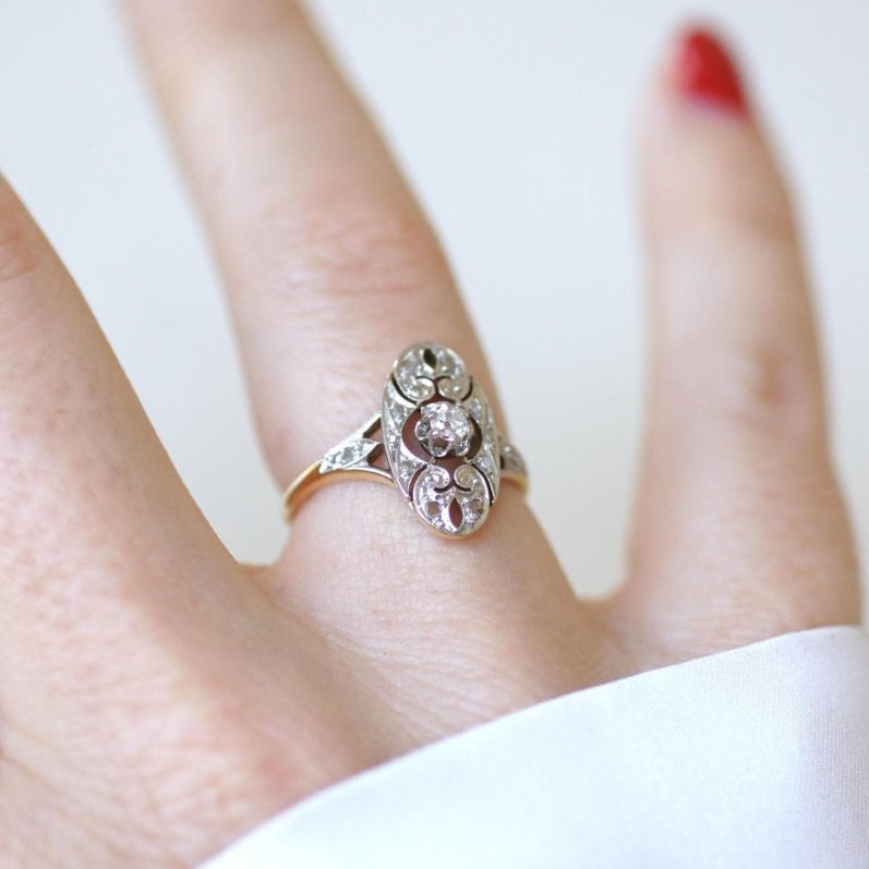 Bague Art Deco Arabesques Ovale Diamants - Castafiore