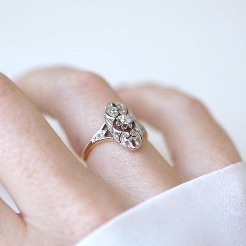 Bague Art Deco Arabesques Ovale Diamants - Castafiore