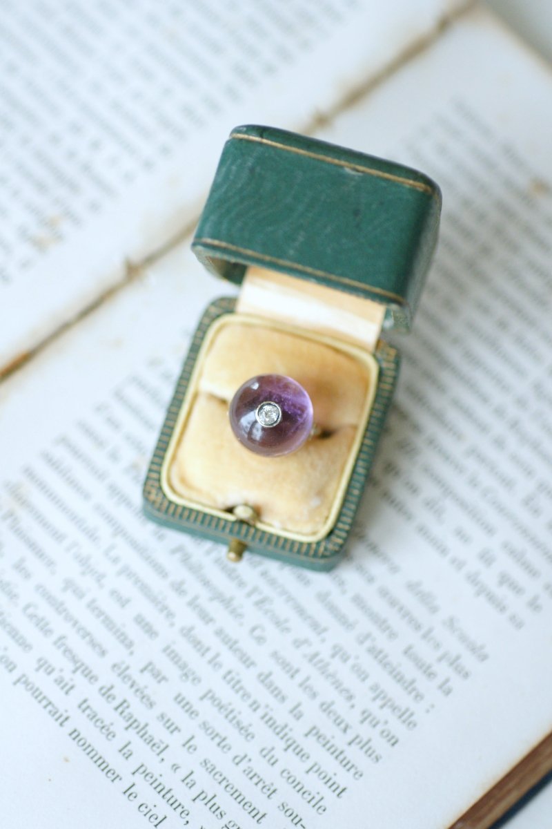 Bague Art Déco Cabochon d'Améthyste et Diamant - Castafiore
