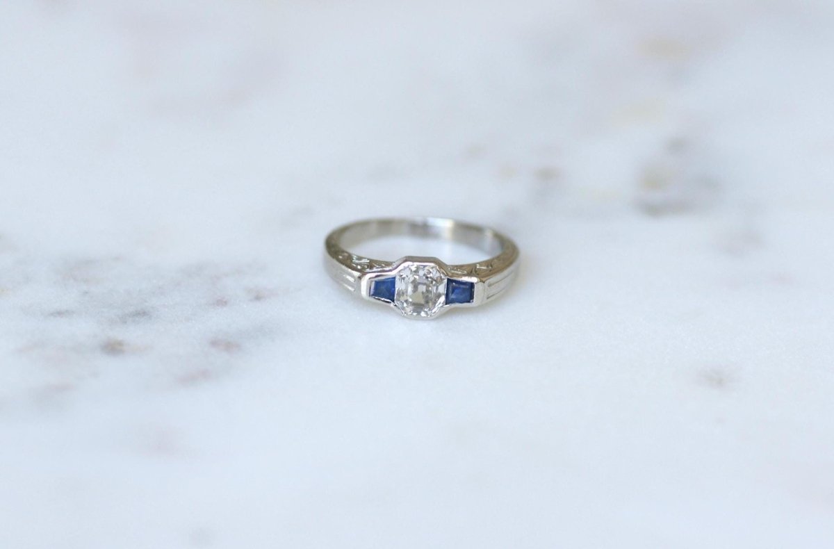 Bague Art Deco Diamant Carré et Saphirs sur Platine - Castafiore