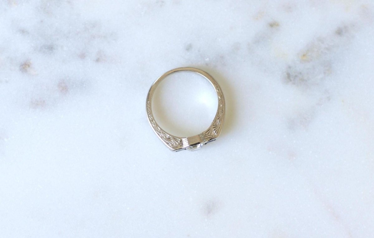 Bague Art Deco Diamant Carré et Saphirs sur Platine - Castafiore