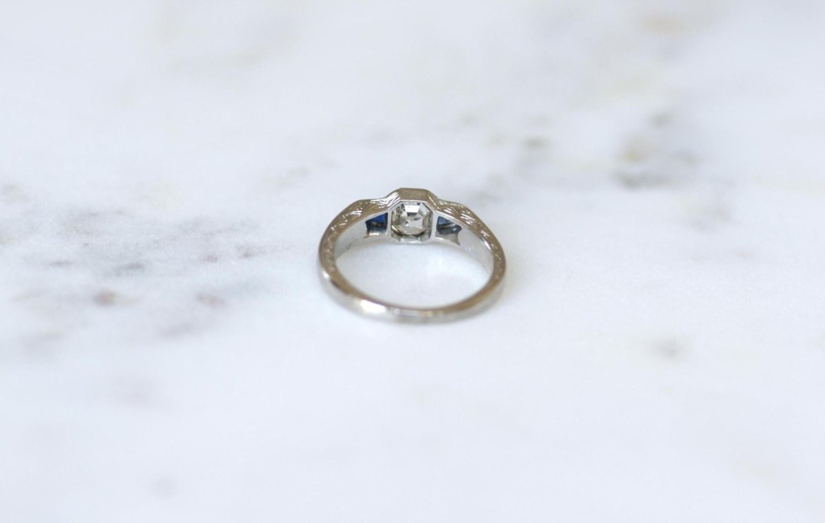 Bague Art Deco Diamant Carré et Saphirs sur Platine - Castafiore