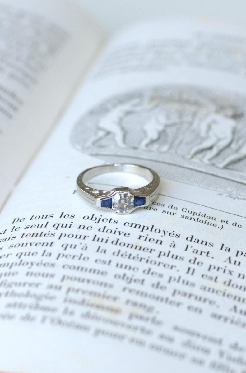 Bague Art Deco Diamant Carré et Saphirs sur Platine - Castafiore