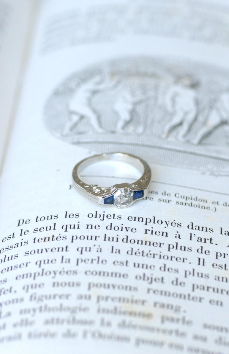 Bague Art Deco Diamant Carré et Saphirs sur Platine - Castafiore
