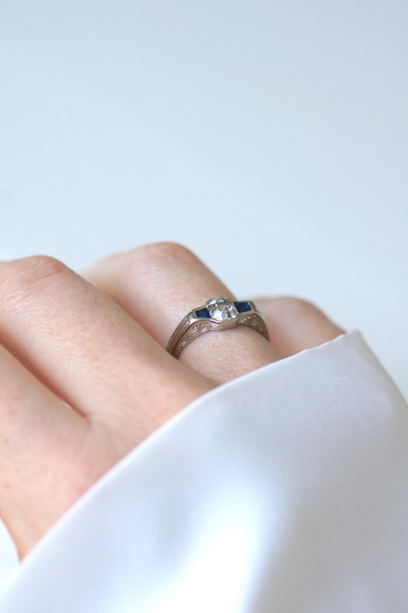 Bague Art Deco Diamant Carré et Saphirs sur Platine - Castafiore