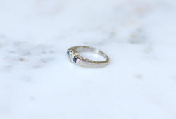 Bague Art Deco Diamant Carré et Saphirs sur Platine - Castafiore