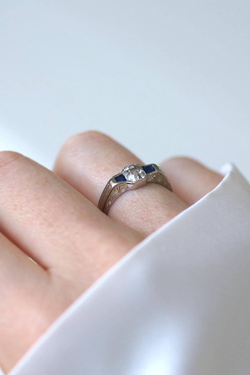 Bague Art Deco Diamant Carré et Saphirs sur Platine - Castafiore