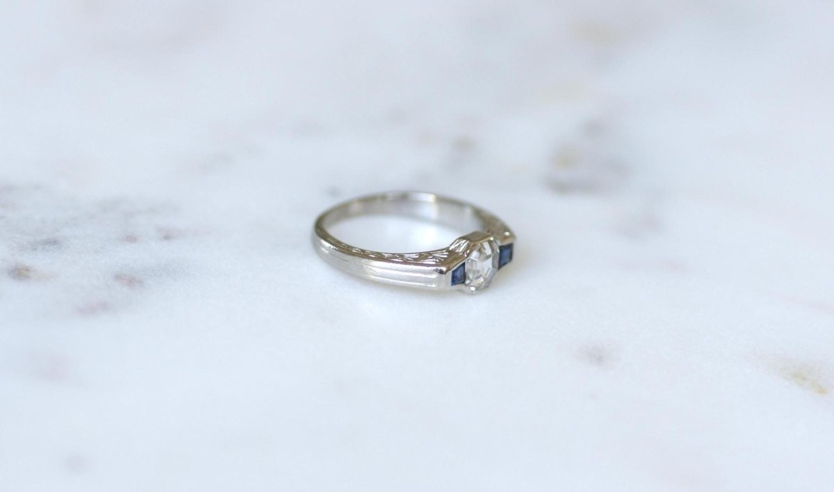 Bague Art Deco Diamant Carré et Saphirs sur Platine - Castafiore