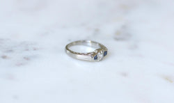 Bague Art Deco Diamant Carré et Saphirs sur Platine - Castafiore