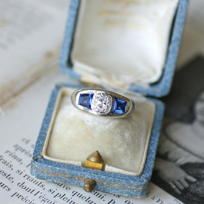 Bague Art Deco Diamant Coussin 1,50 Cts et Saphirs sur Or Blanc - Castafiore