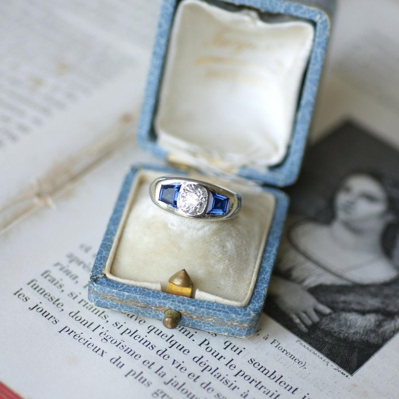 Bague Art Deco Diamant Coussin 1,50 Cts et Saphirs sur Or Blanc - Castafiore