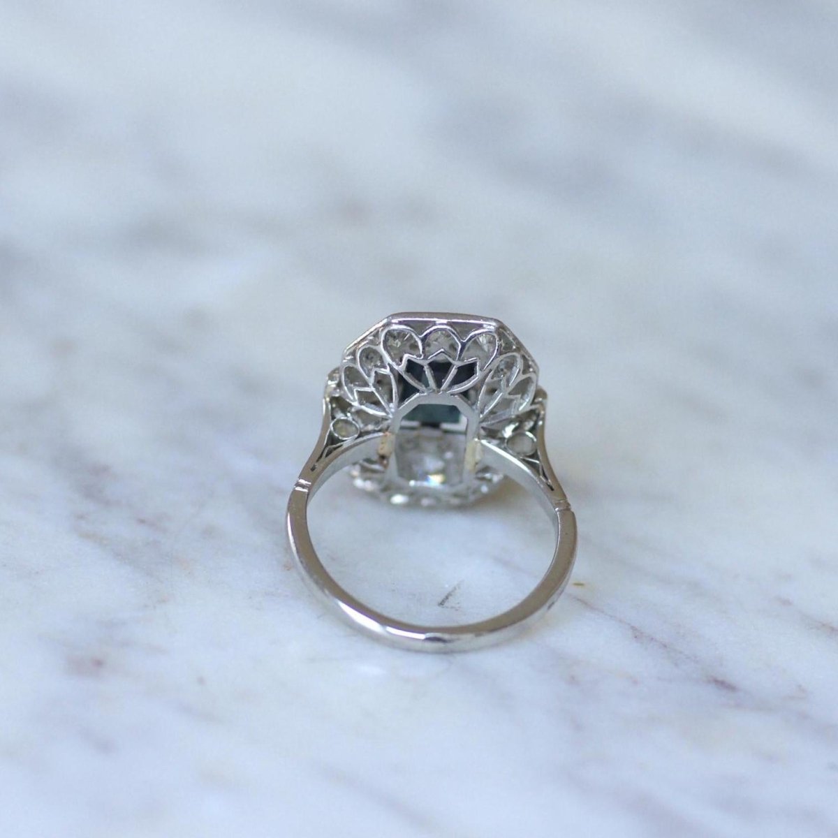 Bague Art Déco Diamants et Saphir Rectangulaire - Castafiore