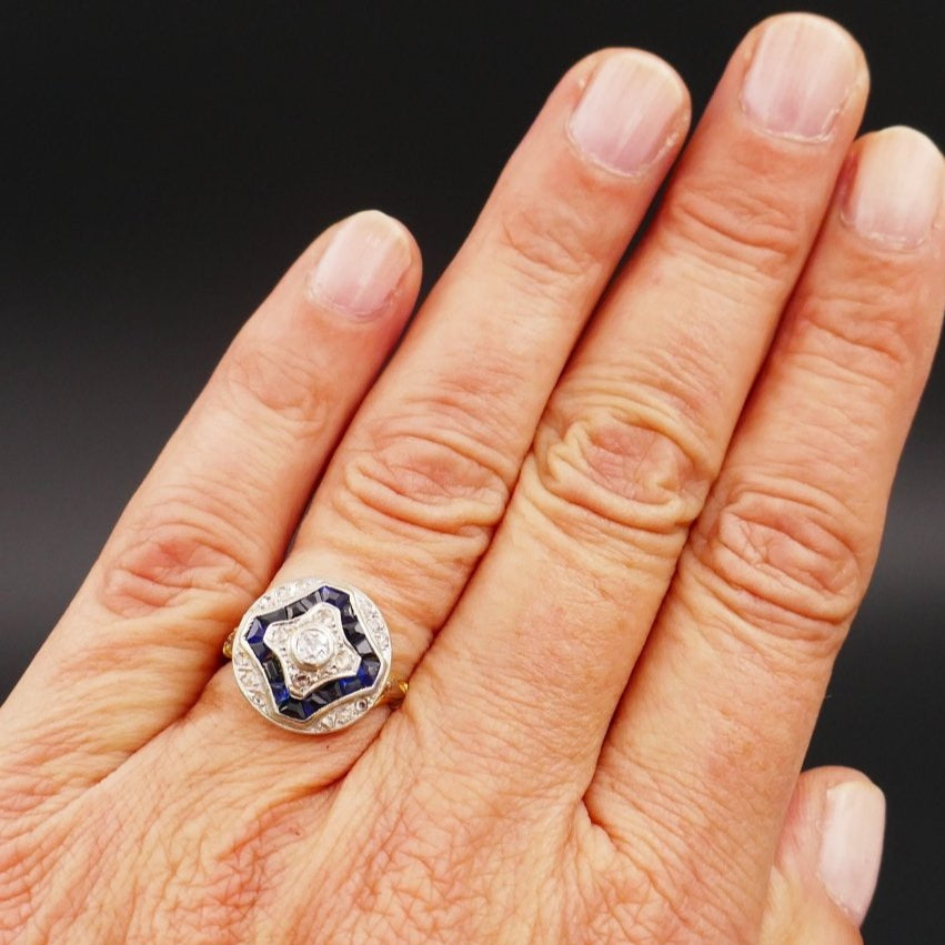 Bague Art Déco Diamants Et Saphirs Calibrés. - Castafiore
