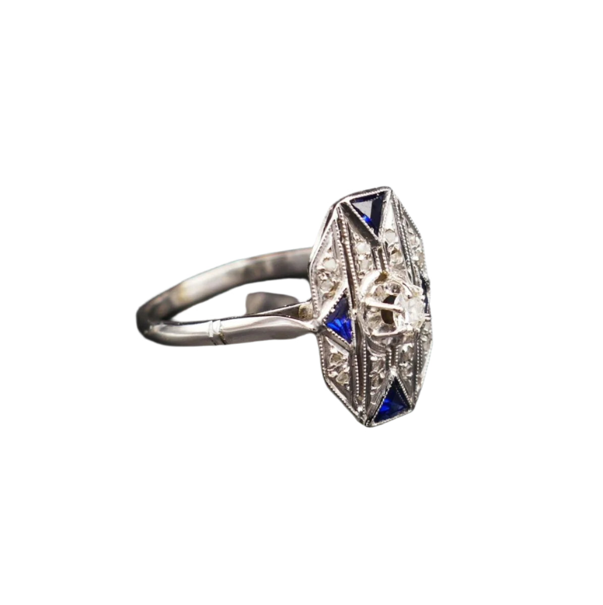 Bague Art Déco Diamants Et Saphirs Calibrés, Or Blanc 18 Carats. - Castafiore