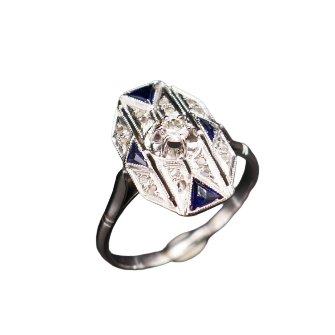 Bague Art Déco Diamants Et Saphirs Calibrés, Or Blanc 18 Carats. - Castafiore