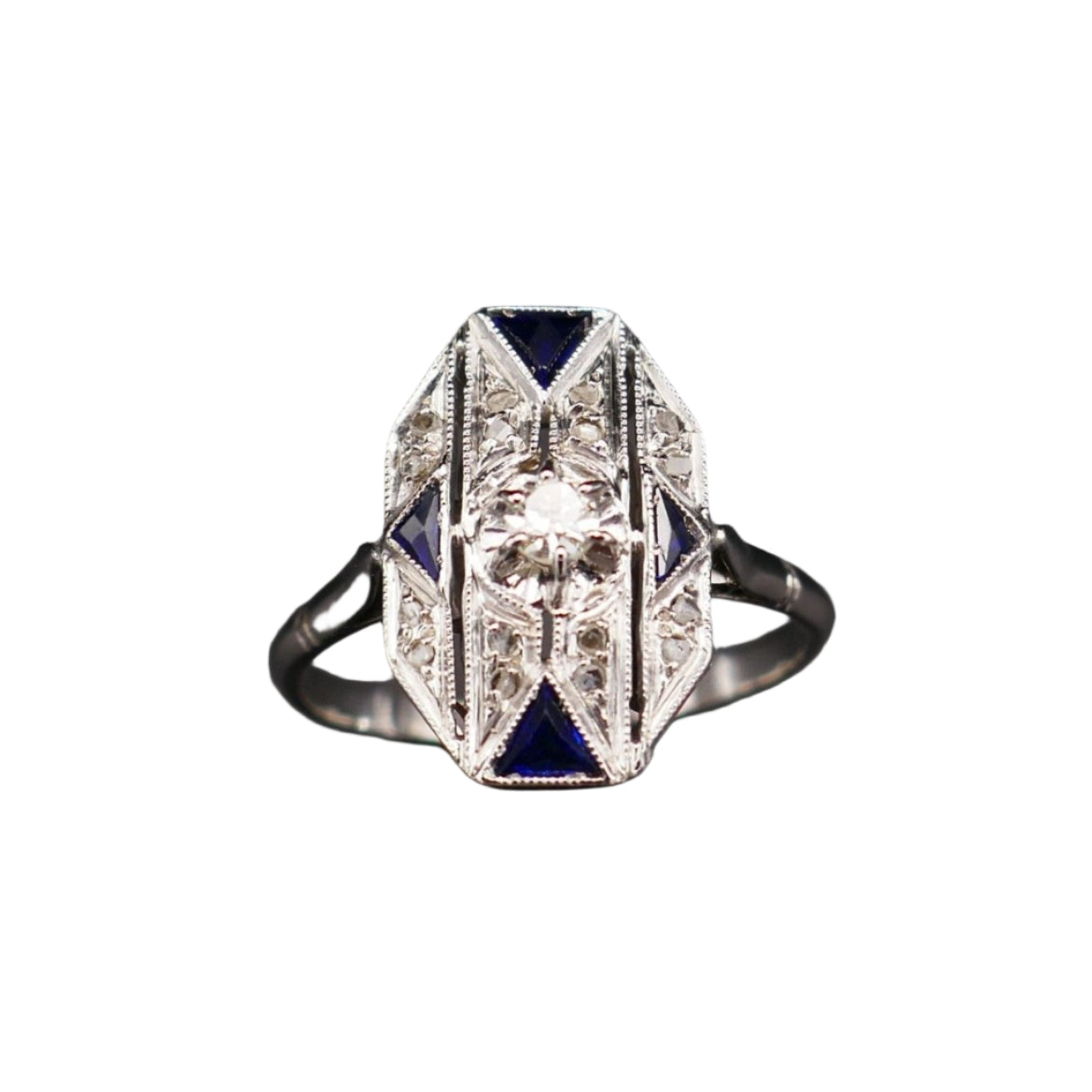 Bague Art Déco Diamants Et Saphirs Calibrés, Or Blanc 18 Carats. - Castafiore