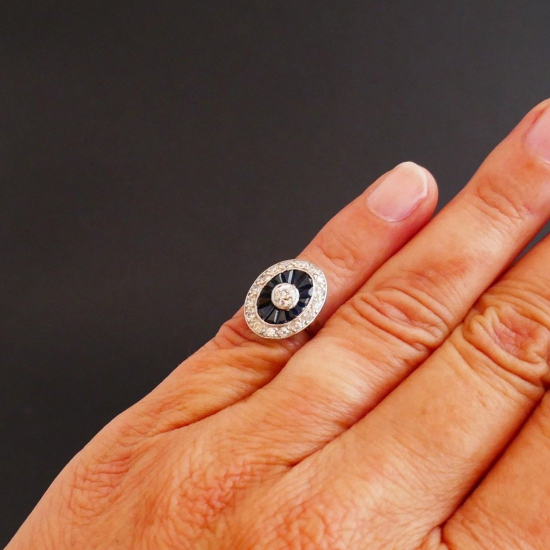 Bague Art Déco Diamants Et Saphirs Calibrés, Platine. - Castafiore