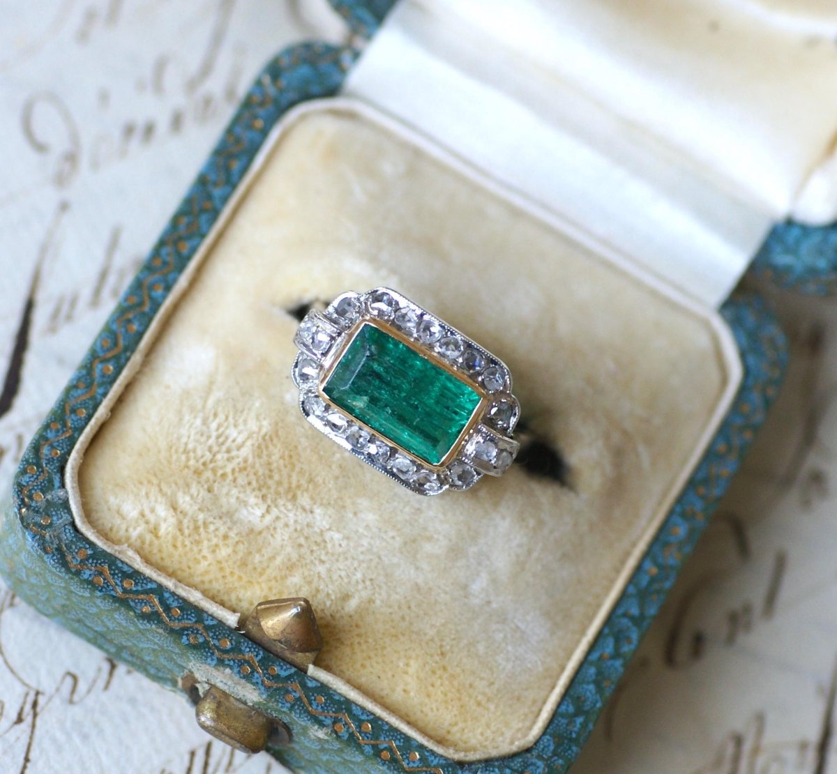 Bague Art déco Emeraude Colombienne 1.70 Cts et diamants - Castafiore
