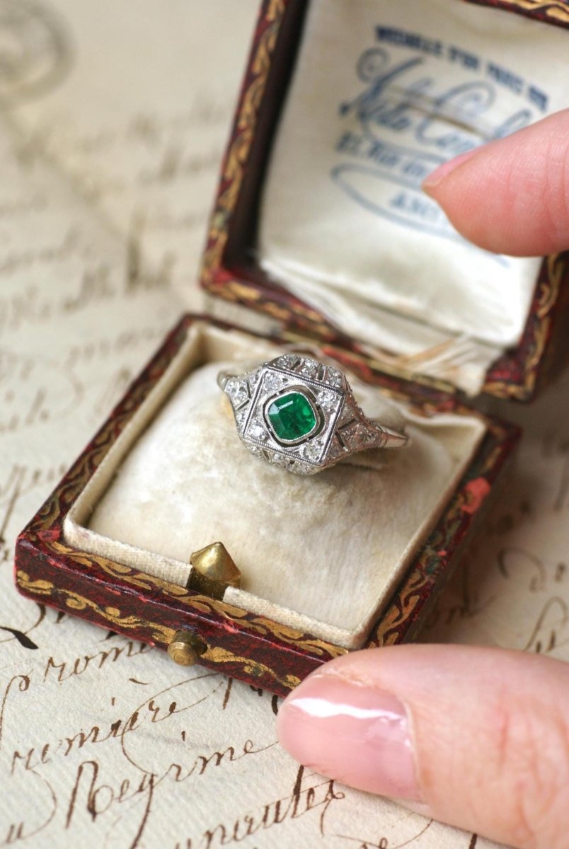 Bague Art Déco Emeraude et Diamants sur Platine - Castafiore