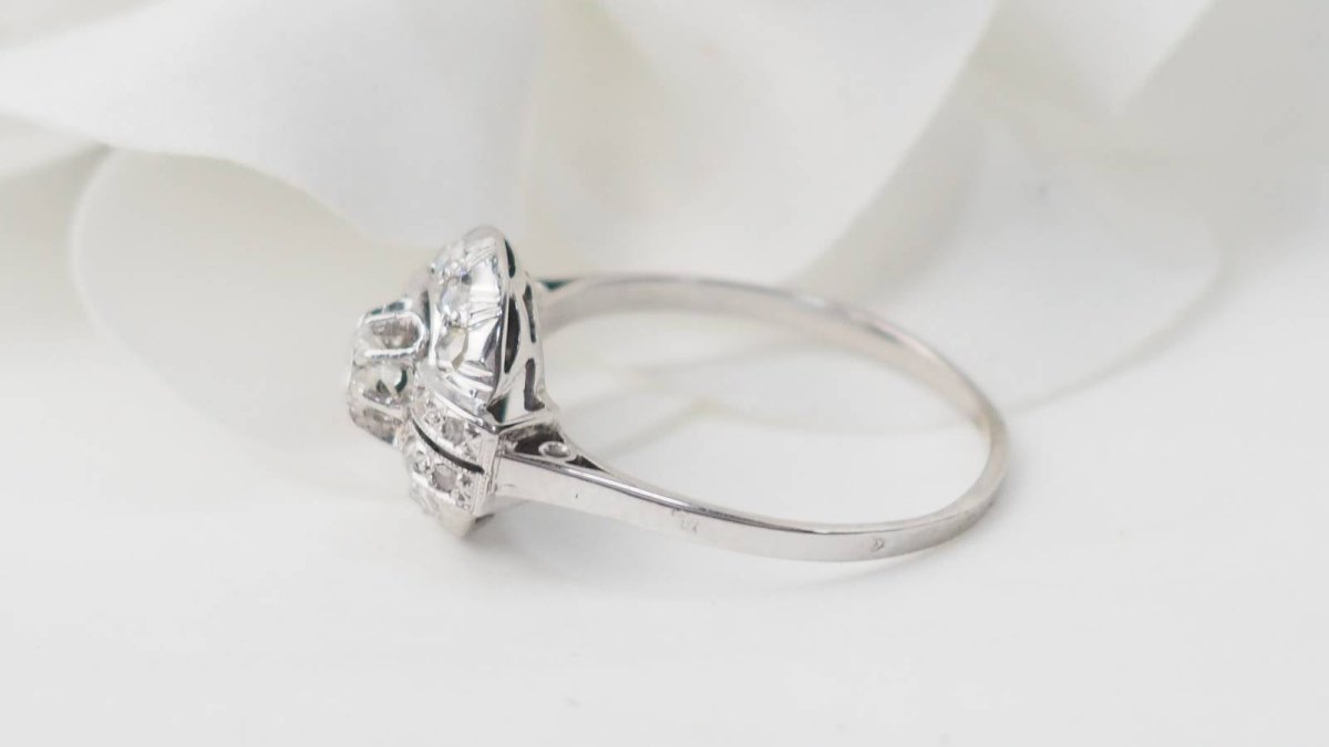 Bague Art Déco en or blanc et diamants - Castafiore